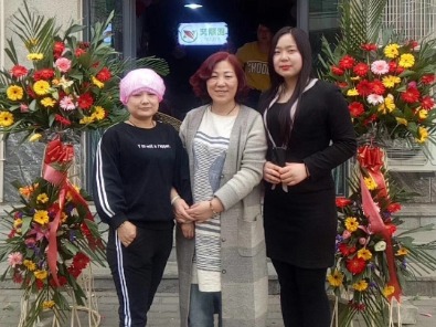 努丽雅植物养发下店合影