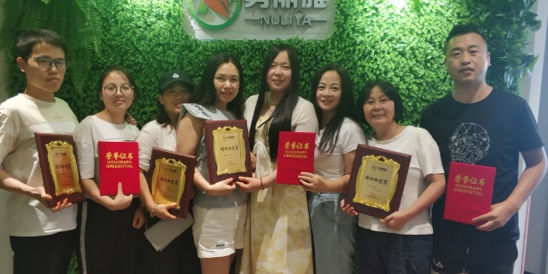 努丽雅植物养发加盟合影
