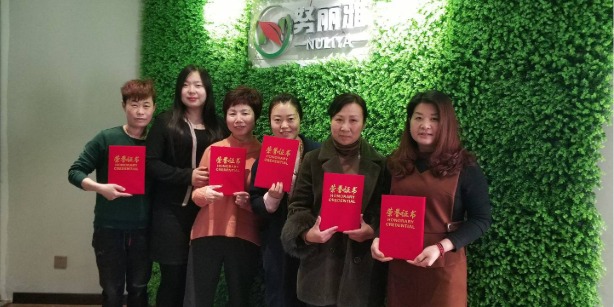 努丽雅植物养发加盟合影